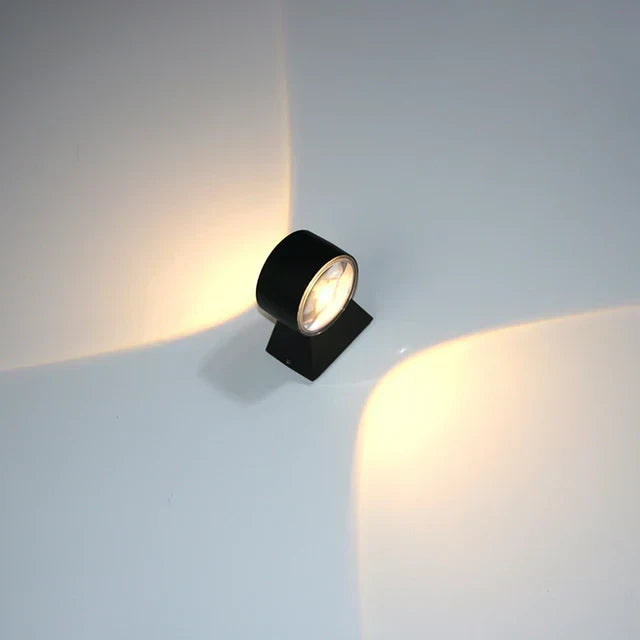 Lampe de Jardin Élégante en Aluminium et Résistante à l’Eau AquaLux