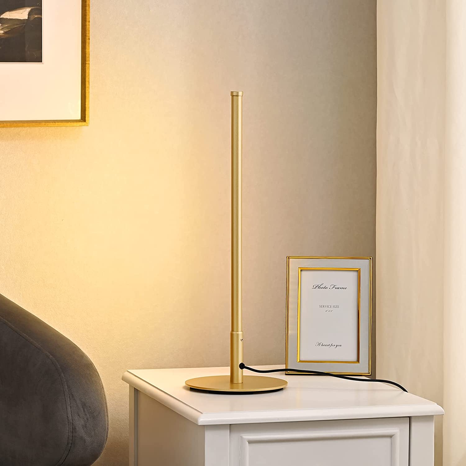 LustrousGold - Lampe de Table LED Dorée au Design Élégant et Moderne