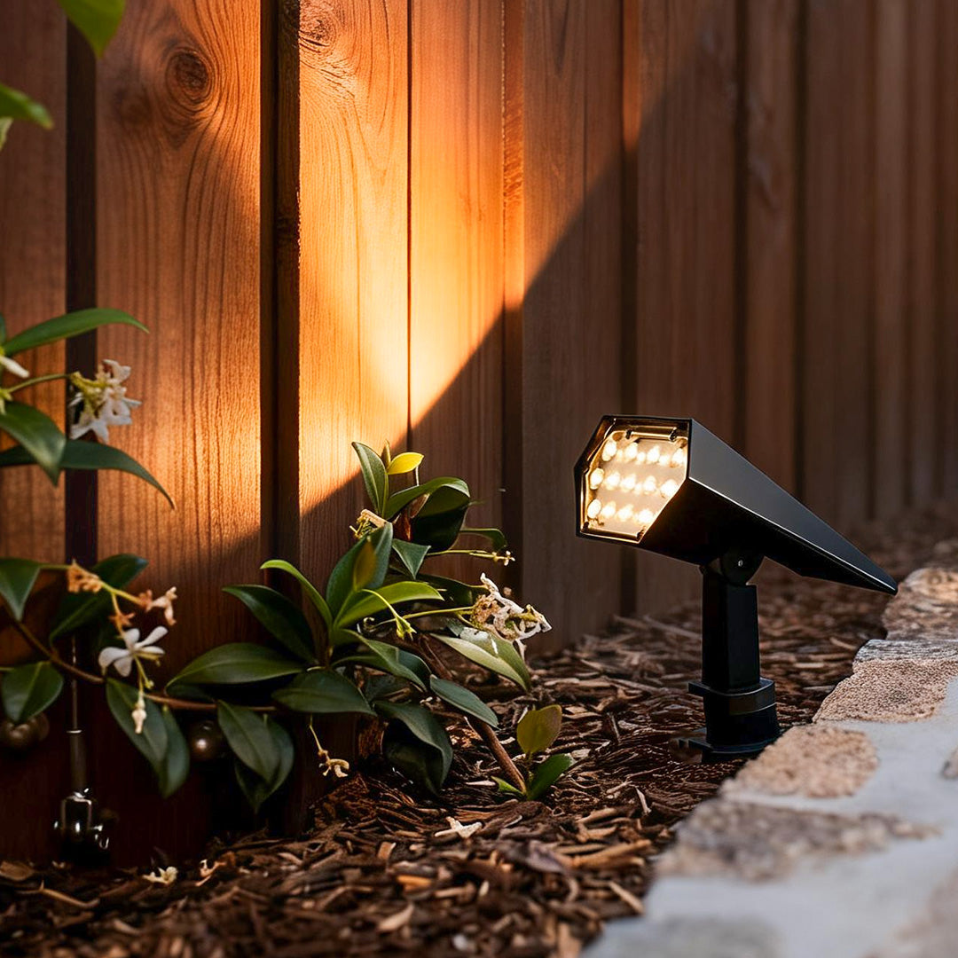 Spot solaire jardin LED blanc chaud extérieur IP65 étanche design moderne réglable décoratif