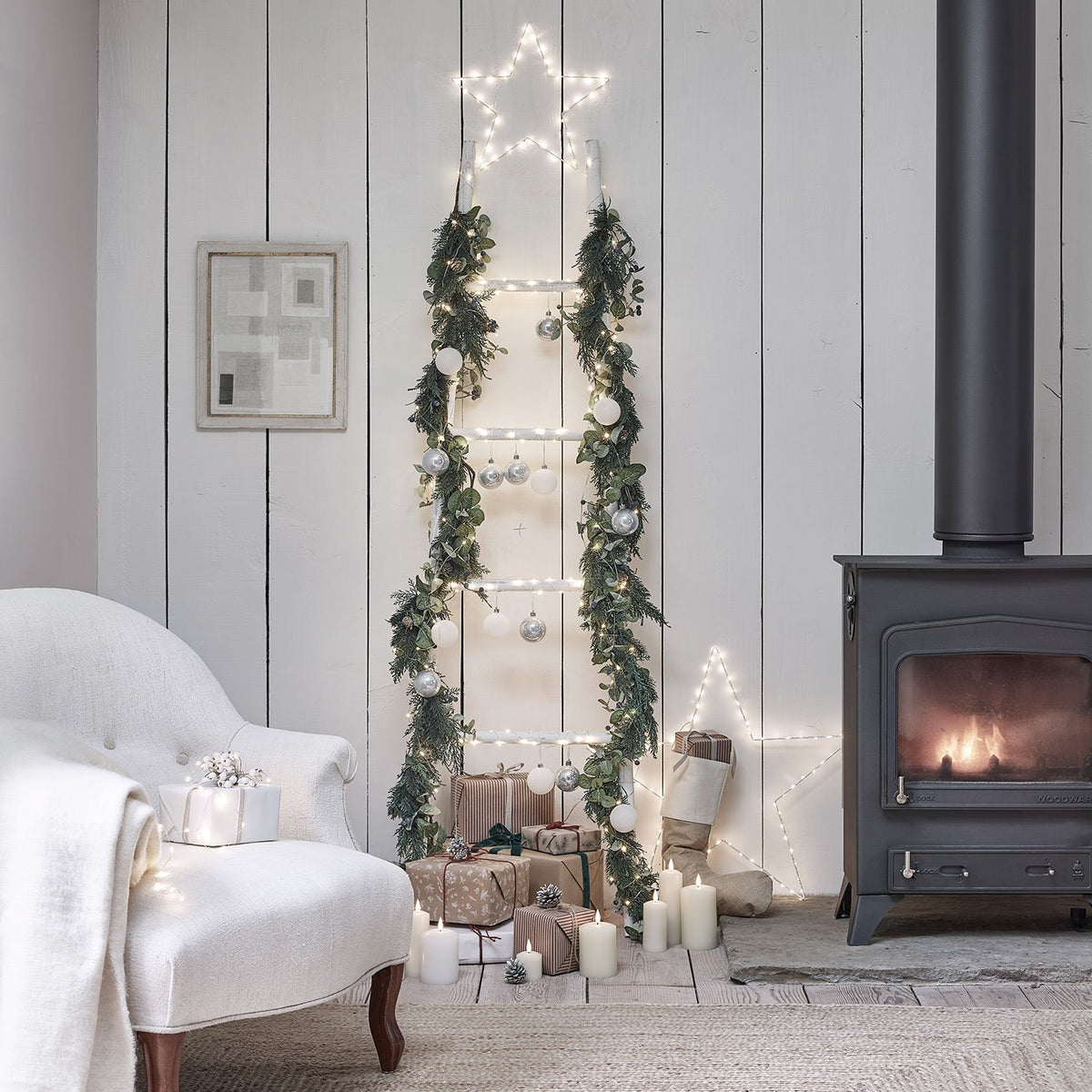 Guirlande de Noël lumineuse 2 m, guirlande de sapin avec baies et pommes de pin et minuterie