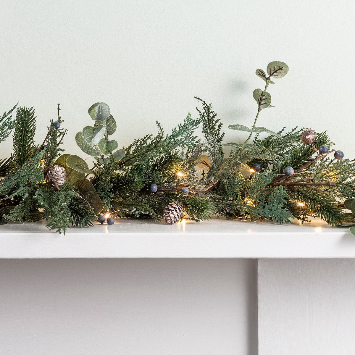 Guirlande de Noël lumineuse 2 m, guirlande de sapin avec baies et pommes de pin et minuterie