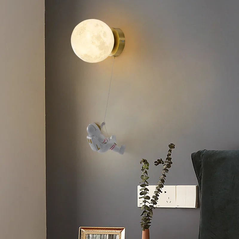 MoonVoyage – Lampe Murale Astronaute en Forme de Lune