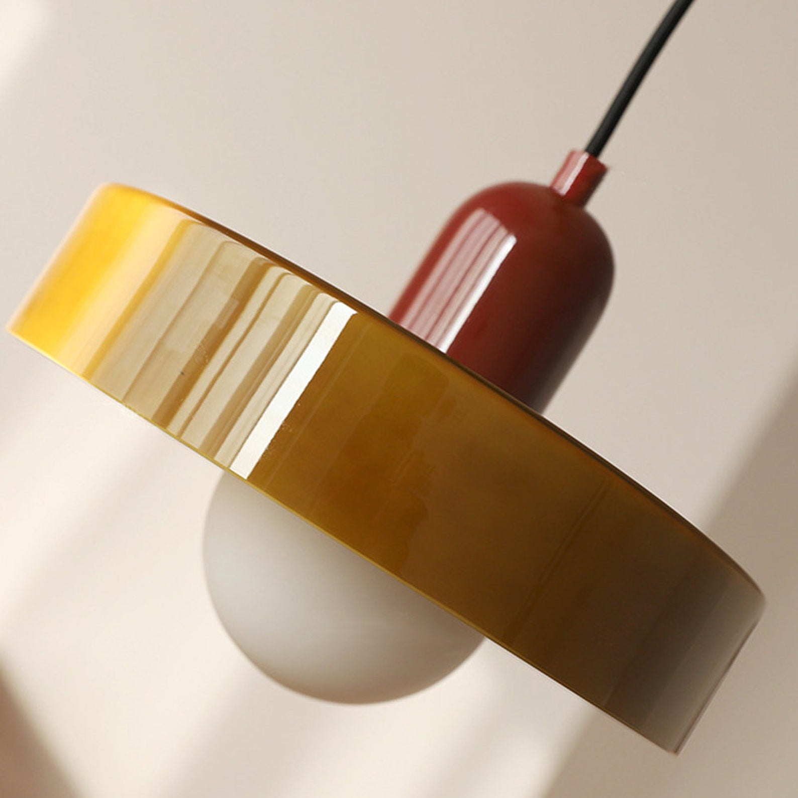LuminoBau – Suspension Bauhaus en Verre Coloré, Design Moderne, Intérieur