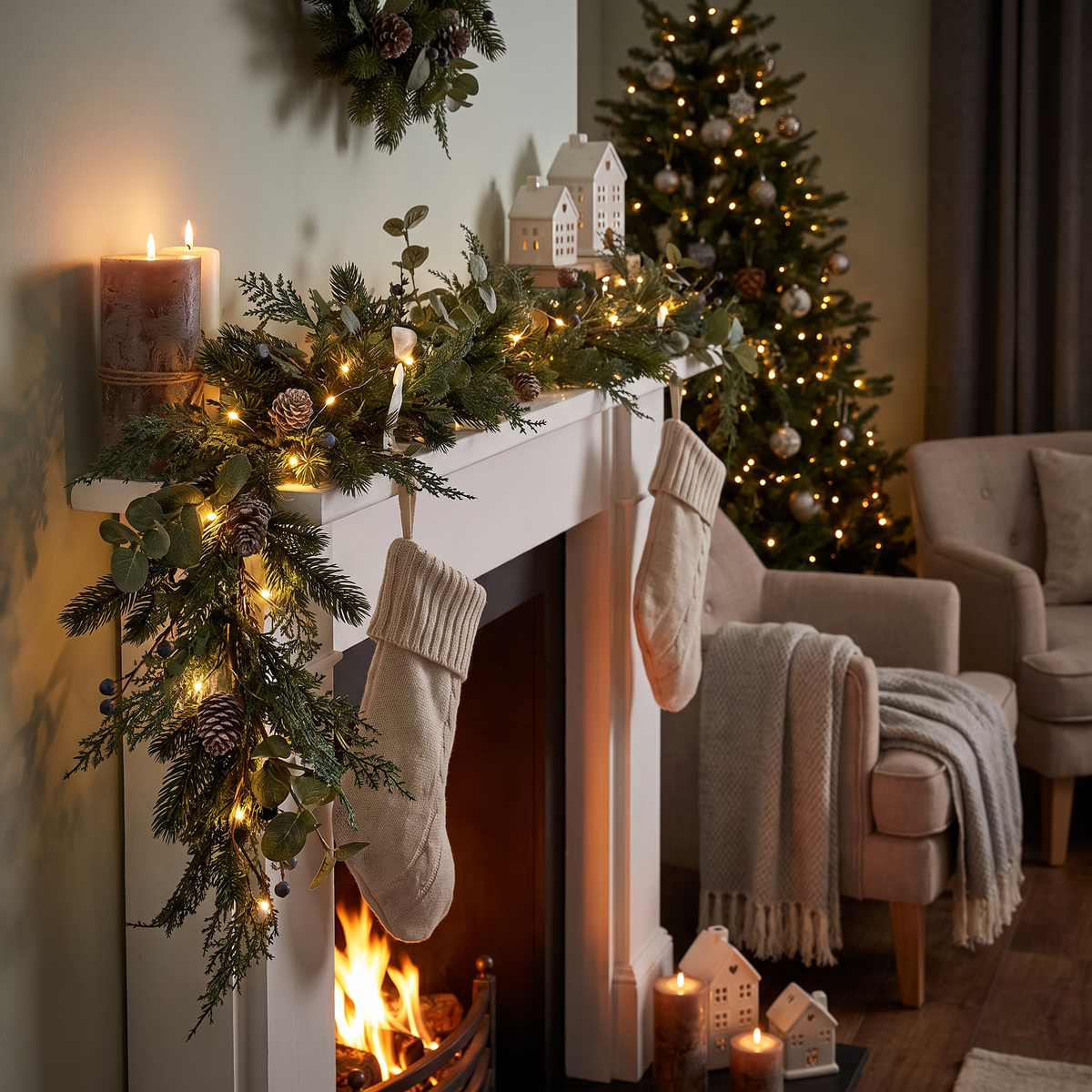 Guirlande de Noël lumineuse 2 m, guirlande de sapin avec baies et pommes de pin et minuterie