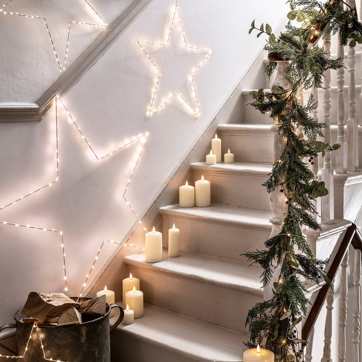 Guirlande de Noël lumineuse 2 m, guirlande de sapin avec baies et pommes de pin et minuterie
