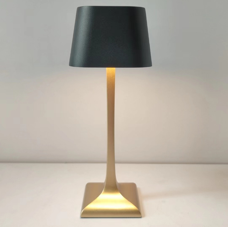 LumoBox – Lampe de Table LED à Forme Carrée Moderne
