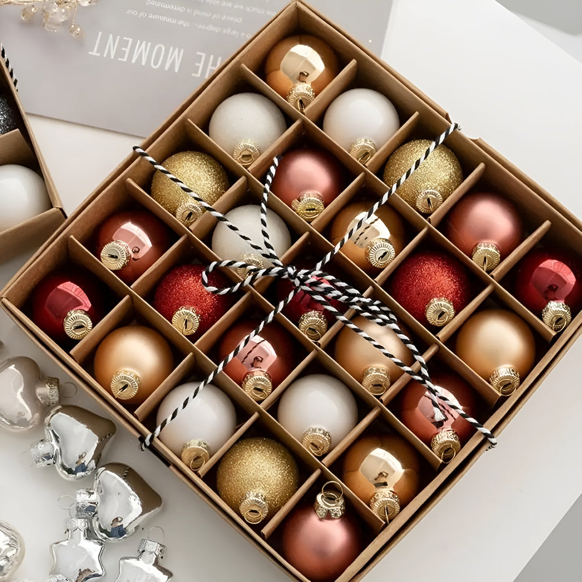 Lot de 25 mini boules de Noël en verre 4 cm, petites boules de sapin en coffret