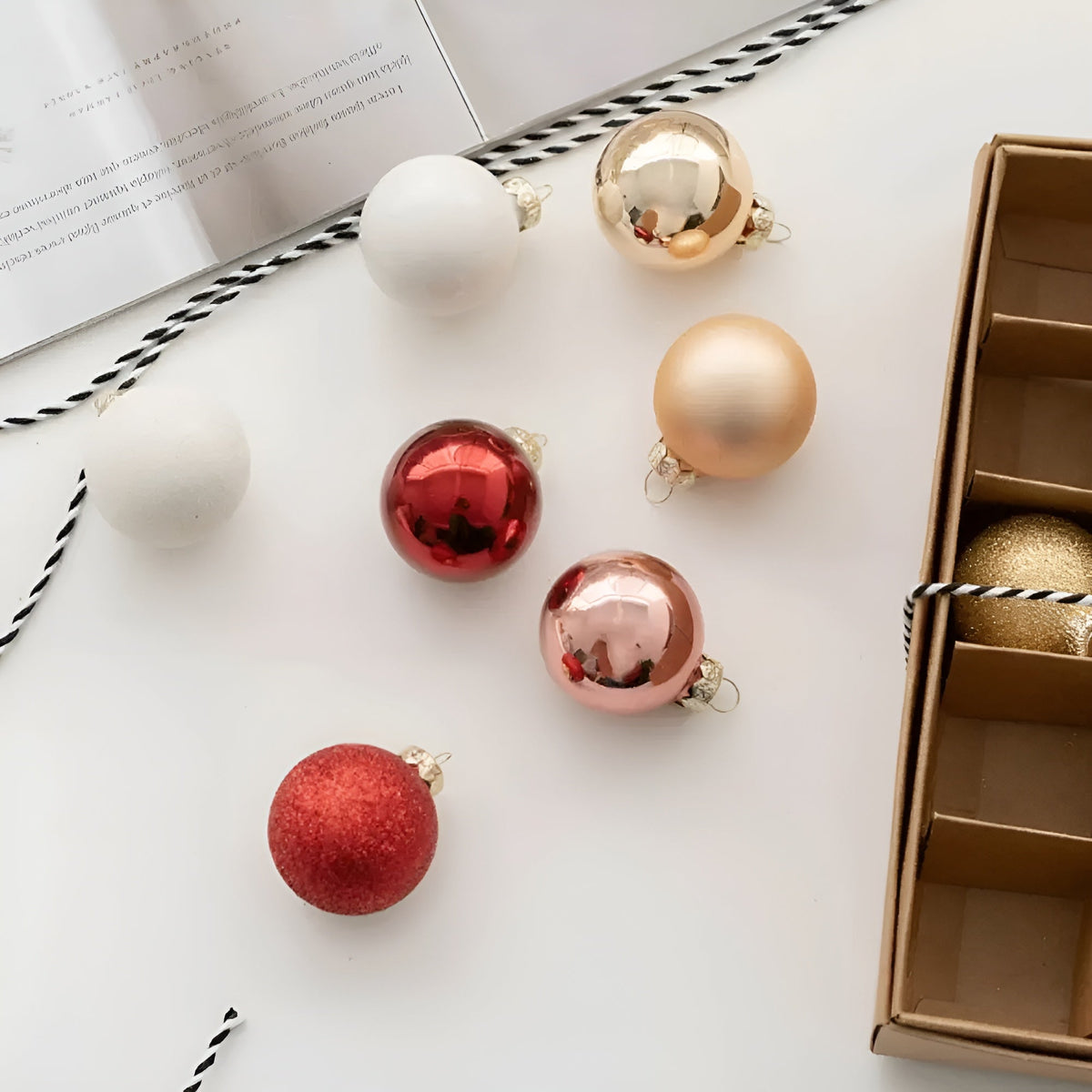 Lot de 25 mini boules de Noël en verre 4 cm, petites boules de sapin en coffret