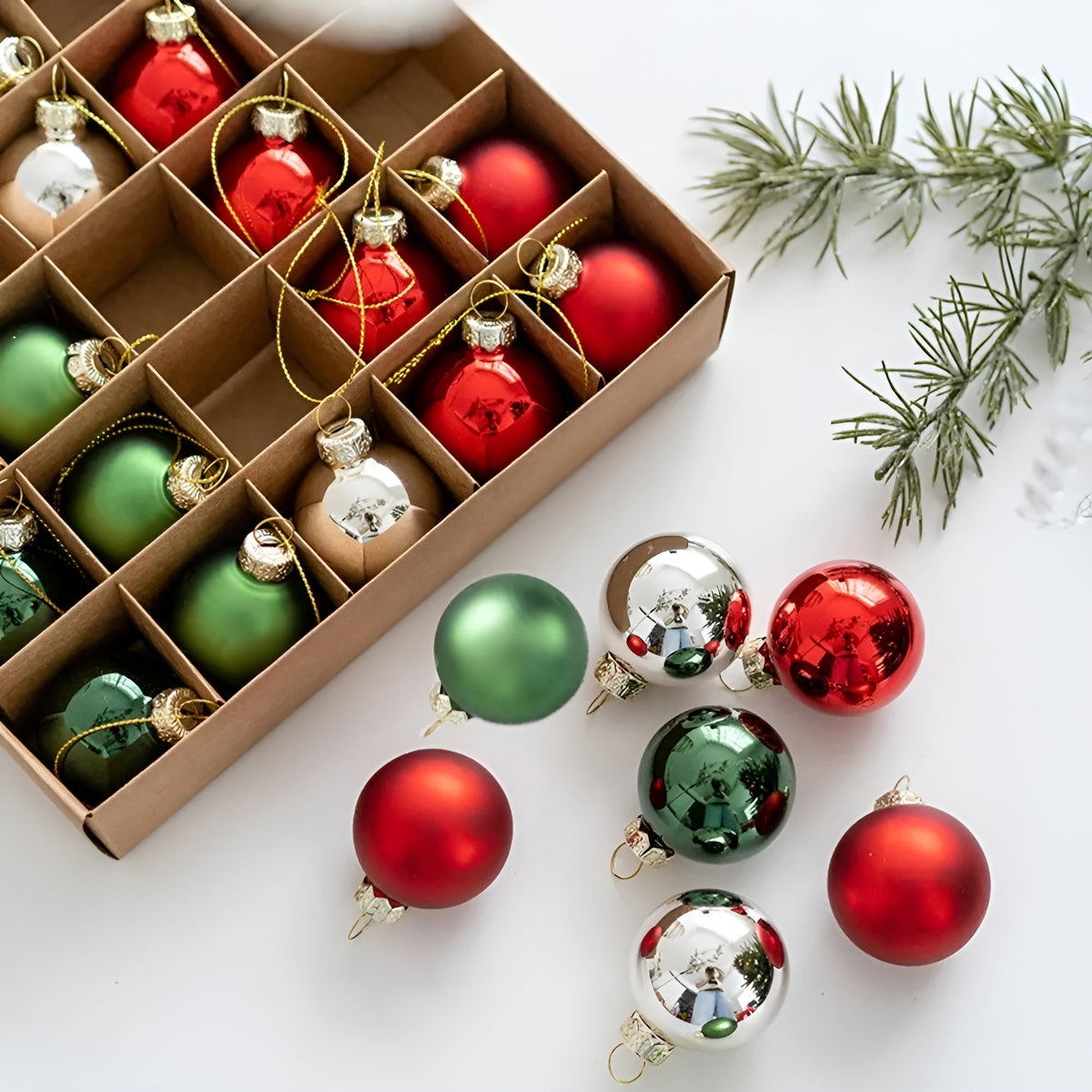 Lot de 25 mini boules de Noël en verre 4 cm, petites boules de sapin en coffret